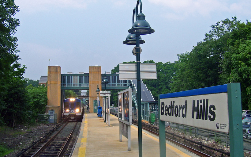 A train pulls into the Bedford Hills Metro North station.