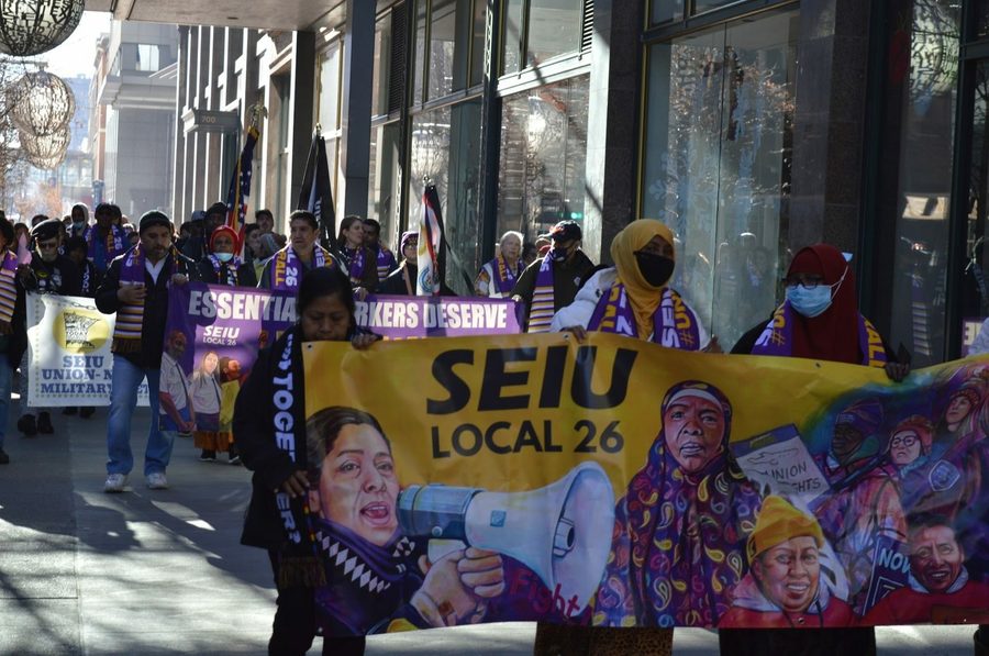 Conserjes de oficinas y comercios, junto con otros miembros del Local 26 de SEIU, marcharon por un contrato sindical justo el 7 de diciembre en Minneapolis.