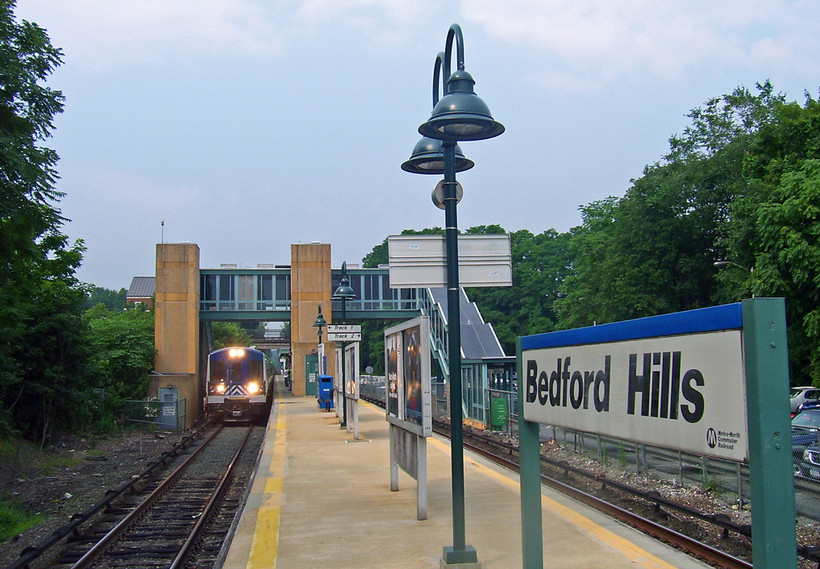 A train pulls into the Bedford Hills Metro North station.
