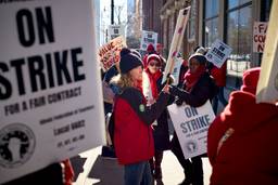 Union members picket outside of Columbia College. Signs read, "Columbia Faculty On Strike for a Fair Contract.".