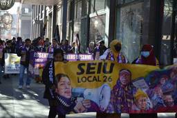 Conserjes de oficinas y comercios, junto con otros miembros del Local 26 de SEIU, marcharon por un contrato sindical justo el 7 de diciembre en Minneapolis.