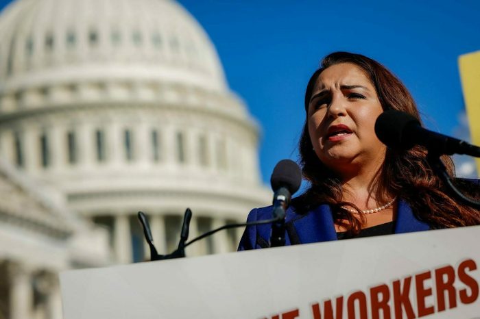 La representante Delia Ramirez (D-IL) habla en una conferencia de prensa en apoyo de la Declaración de Derechos de los Trabajadores de Restaurantes en Washington, D.C., el 19 de septiembre de 2023.