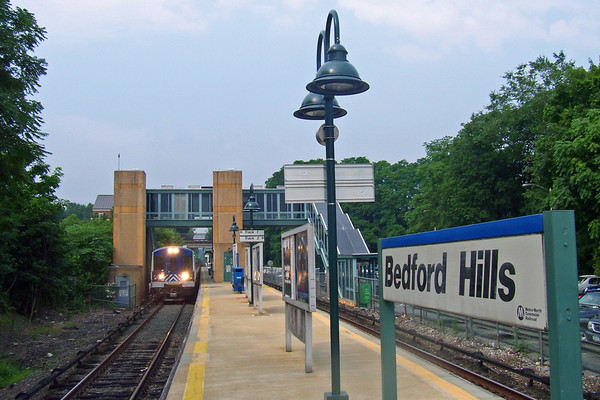 A train pulls into the Bedford Hills Metro North station.